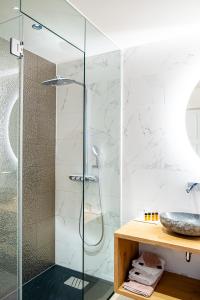 een glazen douche in een badkamer met een wastafel bij St-Georges IV in Ieper
