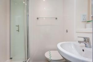 a bathroom with a sink and a toilet and a shower at Spacious Ensuite Room With Shared Kitchen in Lincoln