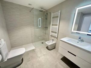 a bathroom with a toilet and a sink and a shower at New Port, Free Parking YBH6A in Vigo