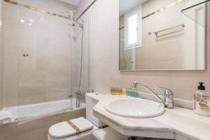 uma casa de banho com um lavatório, um chuveiro e um WC. em Stylish and Bright - 2Bd 1Bth- Atocha em Madri