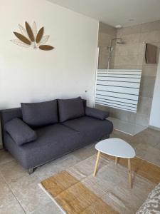 sala de estar con sofá y mesa en Terre et Mer en Favières