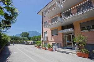 ein Gebäude mit Topfpflanzen an der Seite in der Unterkunft La Casa Di Lavinia in Nago-Torbole