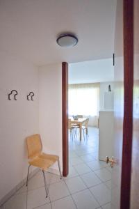 eine Küche und ein Esszimmer mit einem Stuhl und einem Tisch in der Unterkunft La Casa Di Lavinia in Nago-Torbole