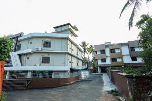 un edificio que está al lado de un río en Gateway Airport Hotel, en Kannur