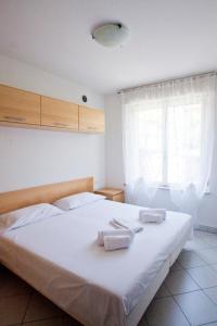 ein Schlafzimmer mit einem Bett mit zwei Handtüchern darauf in der Unterkunft La Casa Di Lavinia in Nago-Torbole