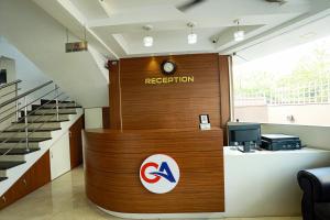 una oficina con una puerta de recepción con un cartel de registro en Gateway Airport Hotel, en Kannur
