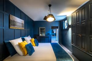 A bed or beds in a room at CTY Books