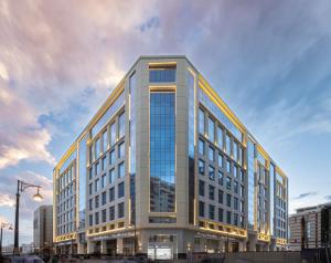 ein großes Bürogebäude mit vielen Fenstern in der Unterkunft View Al Madinah Hotel in Medina