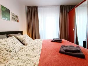 - une chambre avec un lit et 2 serviettes dans l'établissement Mid-Term Rental Racadau Apartment, à Braşov