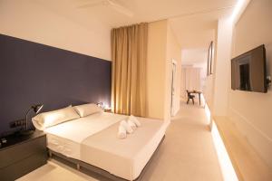 een slaapkamer met een wit bed en een zwarte muur bij Breathe Apartments by Concept Flats in Valencia