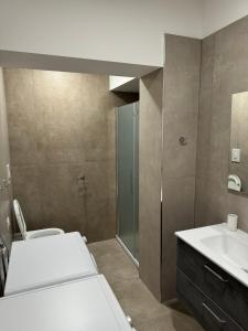 uma casa de banho com um lavatório, um WC e um espelho. em Ambra House em Trezzano sul Naviglio