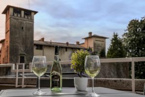 two glasses of white wine sitting on a table at I Papaveri - City center Flat - Leonardo Accademy - MXP - Lakes in Sesto Calende