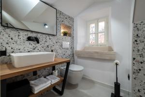 łazienka z umywalką i toaletą w obiekcie Sounds of Dubrovnik w Dubrowniku