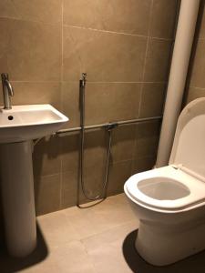 een badkamer met een toilet en een wastafel bij City hotel in Sibu