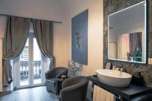 bagno con lavandino e specchio di Imperial Rhome Guest House a Roma