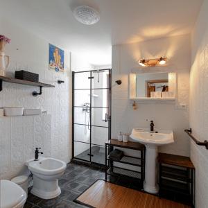 La salle de bains est pourvue de toilettes, d'un lavabo et d'une douche. dans l'établissement U líného jezevce, à Abertamy