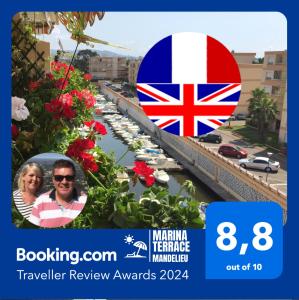 una pancarta para los premios de revisión de viajes con bandera británica en Marina Terrace, en Mandelieu-la-Napoule