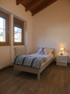 A bed or beds in a room at The Lake Home Még 24 kép