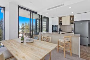 Kuchyň nebo kuchyňský kout v ubytování Ocean Views - Sandbar Burleigh Heads