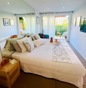1 cama grande en la sala de estar con 1 cama grande en private room with balcony, en Saint-Tropez