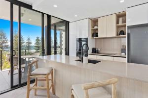 Kuchyň nebo kuchyňský kout v ubytování Ocean Views - Sandbar Burleigh Heads