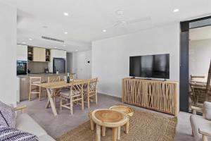 TV a/nebo společenská místnost v ubytování Ocean Views - Sandbar Burleigh Heads