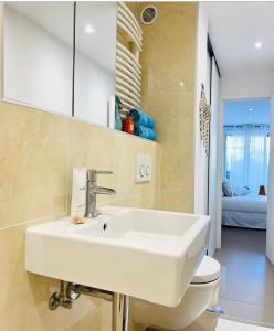 y baño con lavabo blanco y aseo. en private room with balcony, en Saint-Tropez