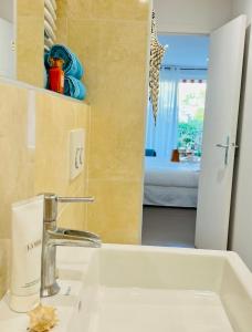 y baño con lavabo y espejo. en private room with balcony, en Saint-Tropez