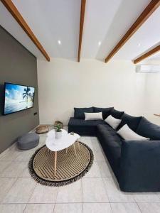 sala de estar con sofá azul y mesa en Anesis Comfort Nature Living, 
