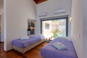 A bed or beds in a room at Unlimited Blue