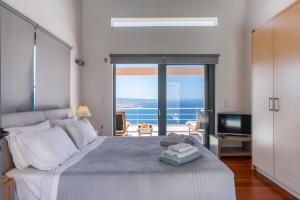 A bed or beds in a room at Unlimited Blue