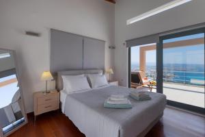 A bed or beds in a room at Unlimited Blue