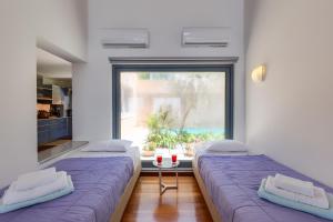 A bed or beds in a room at Unlimited Blue