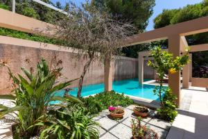 The swimming pool at or close to Unlimited Blue