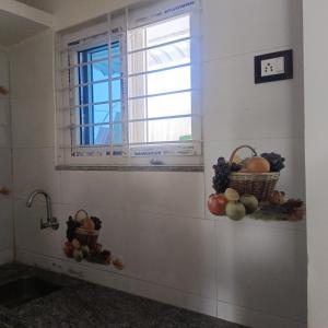 Baño con 2 cestas de fruta en la pared en Pent house with personal garden en Secunderabad