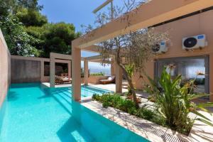 The swimming pool at or close to Unlimited Blue