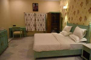 Tempat tidur dalam kamar di K D PALACE - Heritage Hotel On Fort
