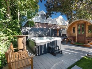 a hot tub on a deck next to a house at Familiekamer B&B Gezond Aan Zee, 3 persoons, meerprijs voor wellness in Ouddorp