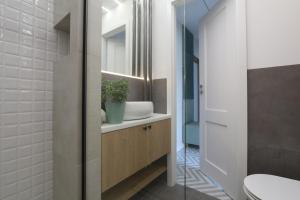 łazienka z umywalką i toaletą w obiekcie ''Słodowiec Residence'' Żoliborz Bielany BEDROOM Private Host w Warszawie