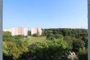 widok na park z drzewami i budynkami w obiekcie ''Słodowiec Residence'' Żoliborz Bielany BEDROOM Private Host w Warszawie