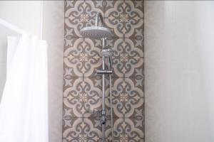 een douche in een badkamer met een tegelwand bij Danais in Athene