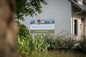 ein Schild an der Seite eines Gebäudes in der Unterkunft Den Yzer in Oostvleteren