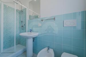 A bathroom at Il Gabbiano Nuovo a Marina di Campo - Goelba