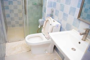 ein Bad mit einem WC und einem Waschbecken in der Unterkunft Wonderstay in Nairobi
