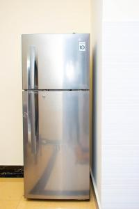 einem Kühlschrank aus Edelstahl in der Ecke eines Zimmers in der Unterkunft Wonderstay in Nairobi