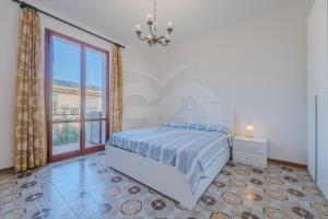 A bed or beds in a room at Il Gabbiano Nuovo a Marina di Campo - Goelba