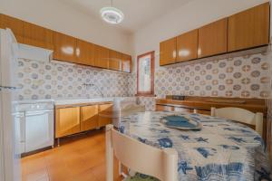 A kitchen or kitchenette at Il Gabbiano Nuovo a Marina di Campo - Goelba