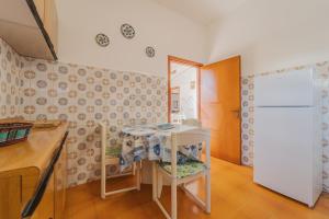 A kitchen or kitchenette at Il Gabbiano Nuovo a Marina di Campo - Goelba