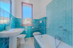 A bathroom at Il Gabbiano Nuovo a Marina di Campo - Goelba Még 23 kép