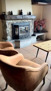 a living room with chairs and a fireplace at Hotel Cal Martri in Ger